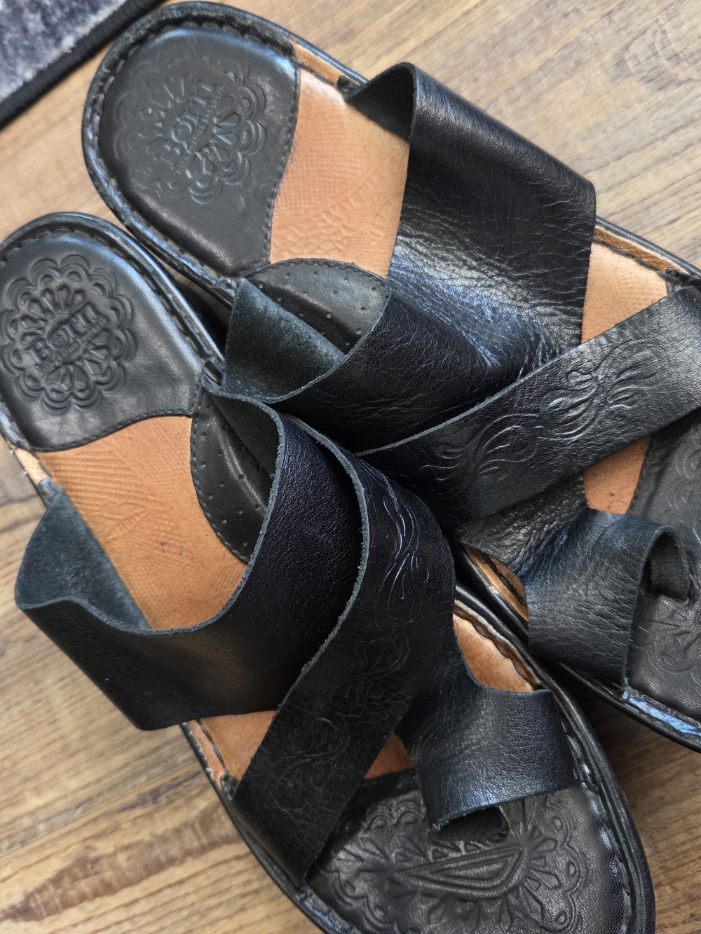 Black BORN Women's Cross-Strap Leather Slide Sandals - Picture 3 of 11